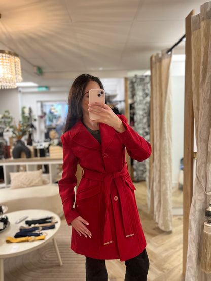 Manteau long ceinturé rouge