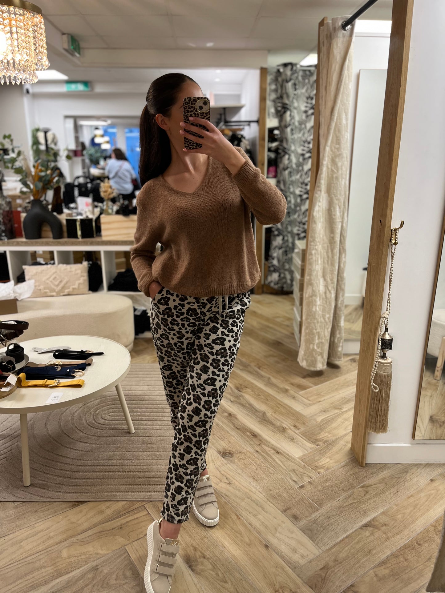 PANTALON EFFET JOGGING CHOCOLAT IMPRIMÉ LEOPARD